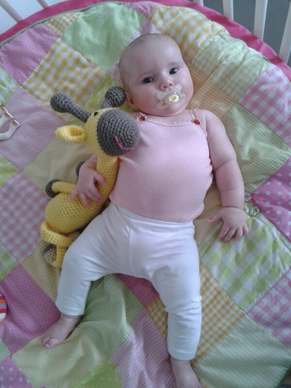 Anne met haar knuffel Gina